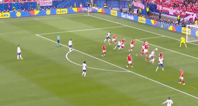 欧冠半场：姆巴佩造成瓦贝尔乌龙 迈尼昂贡献精彩扑救 法国暂时1-0奥地利