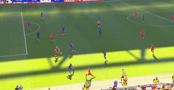 差点莱万多夫斯基头球被萨利巴用脚挡出