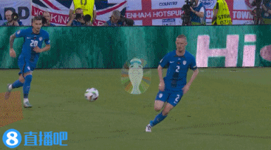 特里皮尔踢倒卡尔奇尼克 裁判出示黄牌